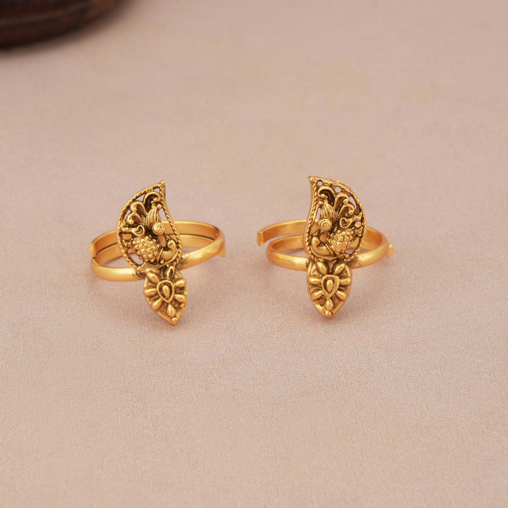 Cute elegant plain antique gold toe ring