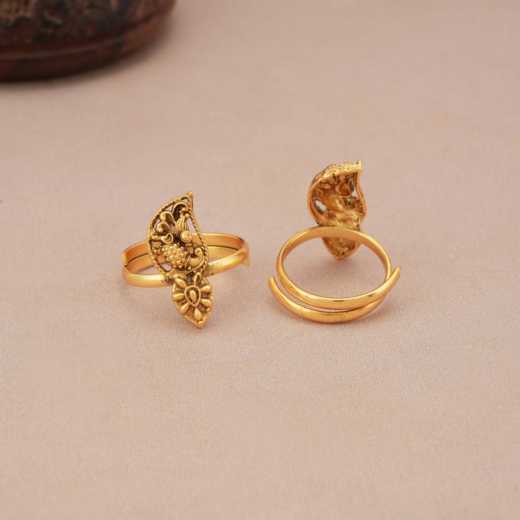 Cute elegant plain antique gold toe ring