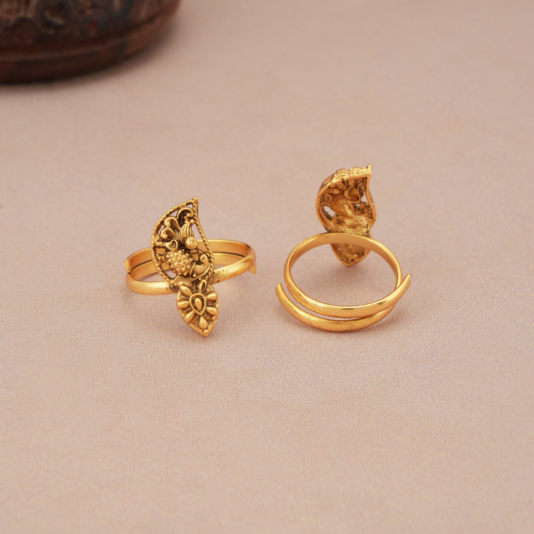 Cute elegant plain antique gold toe ring
