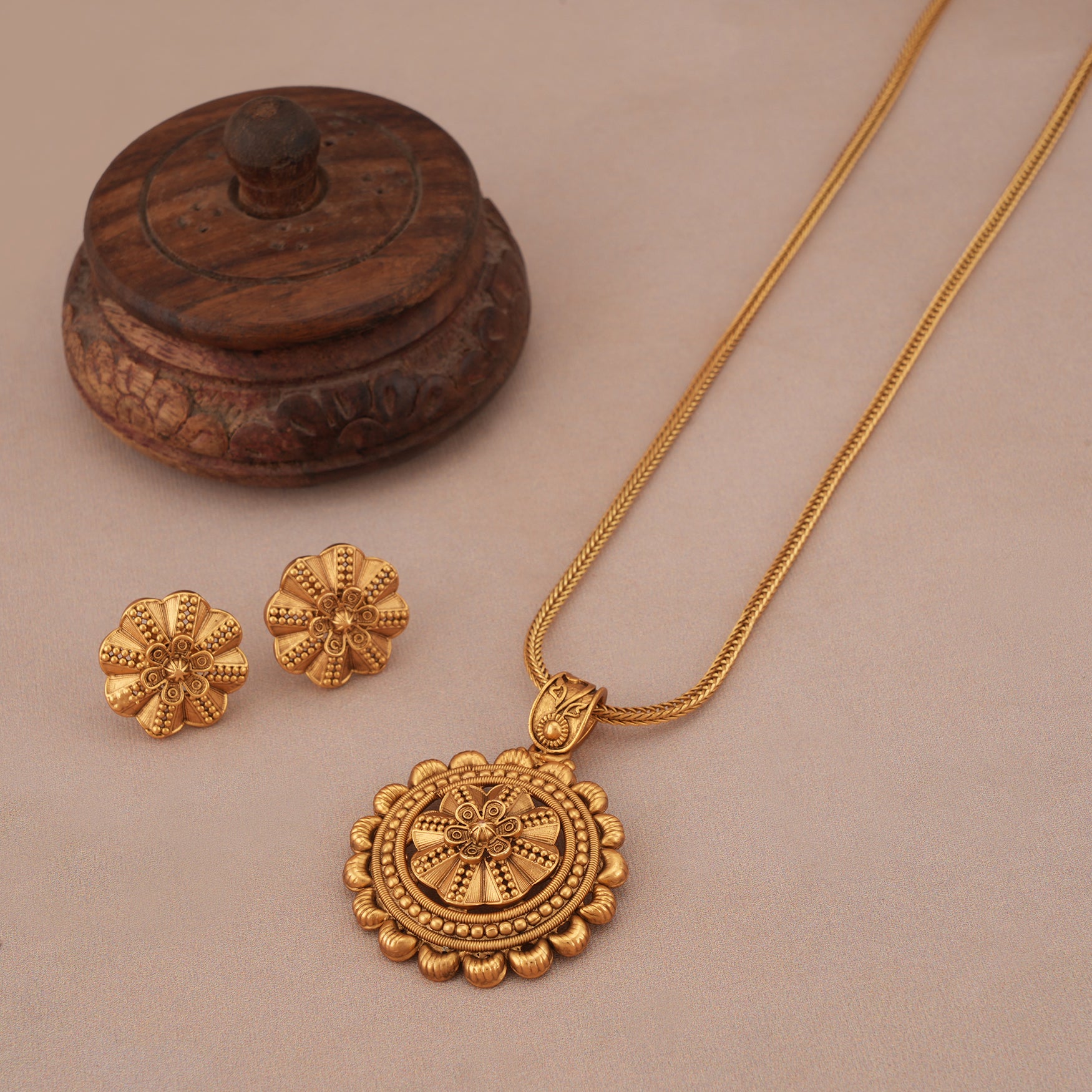 Plain antique gold floral pendant set