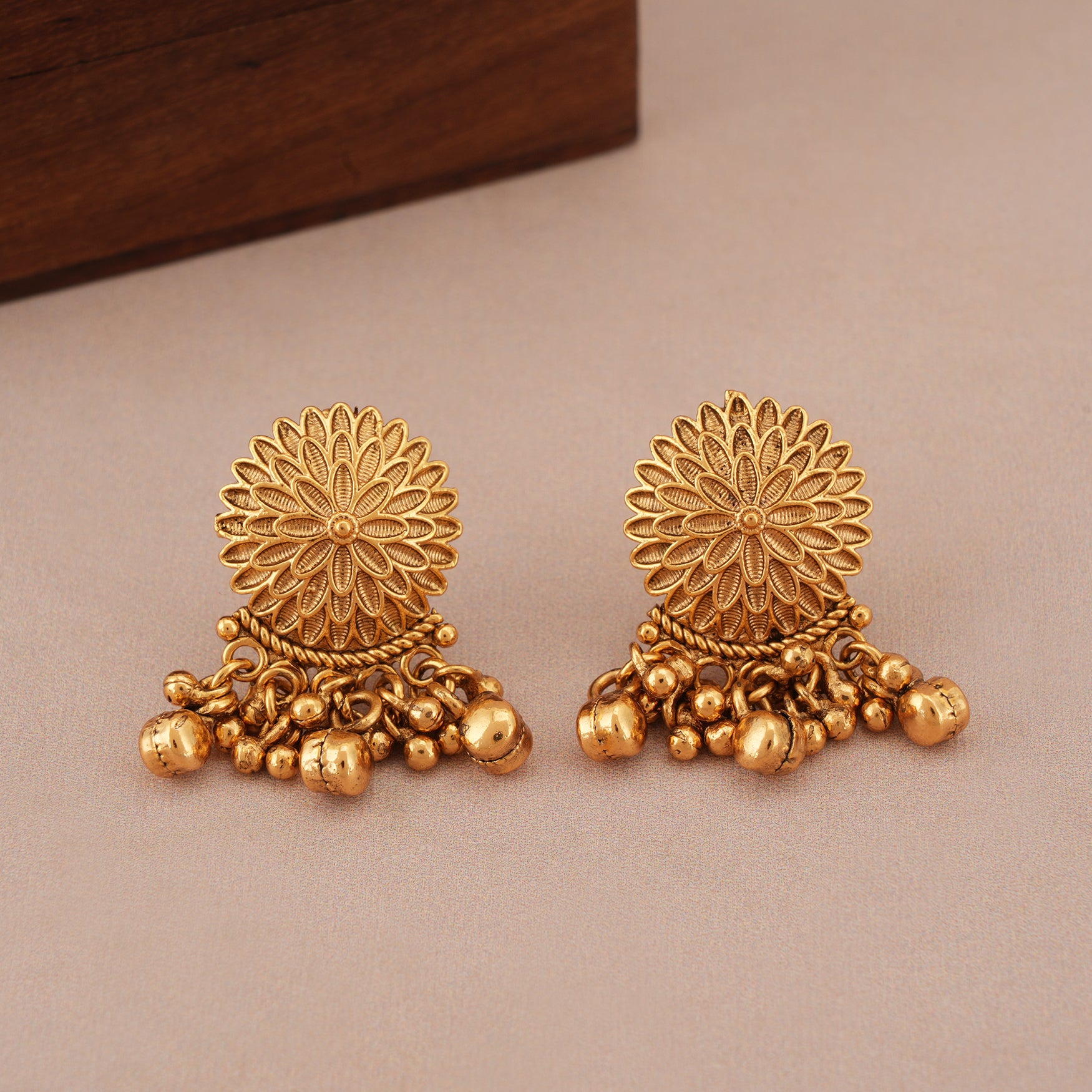 Stunning plain floral antique gold choker set