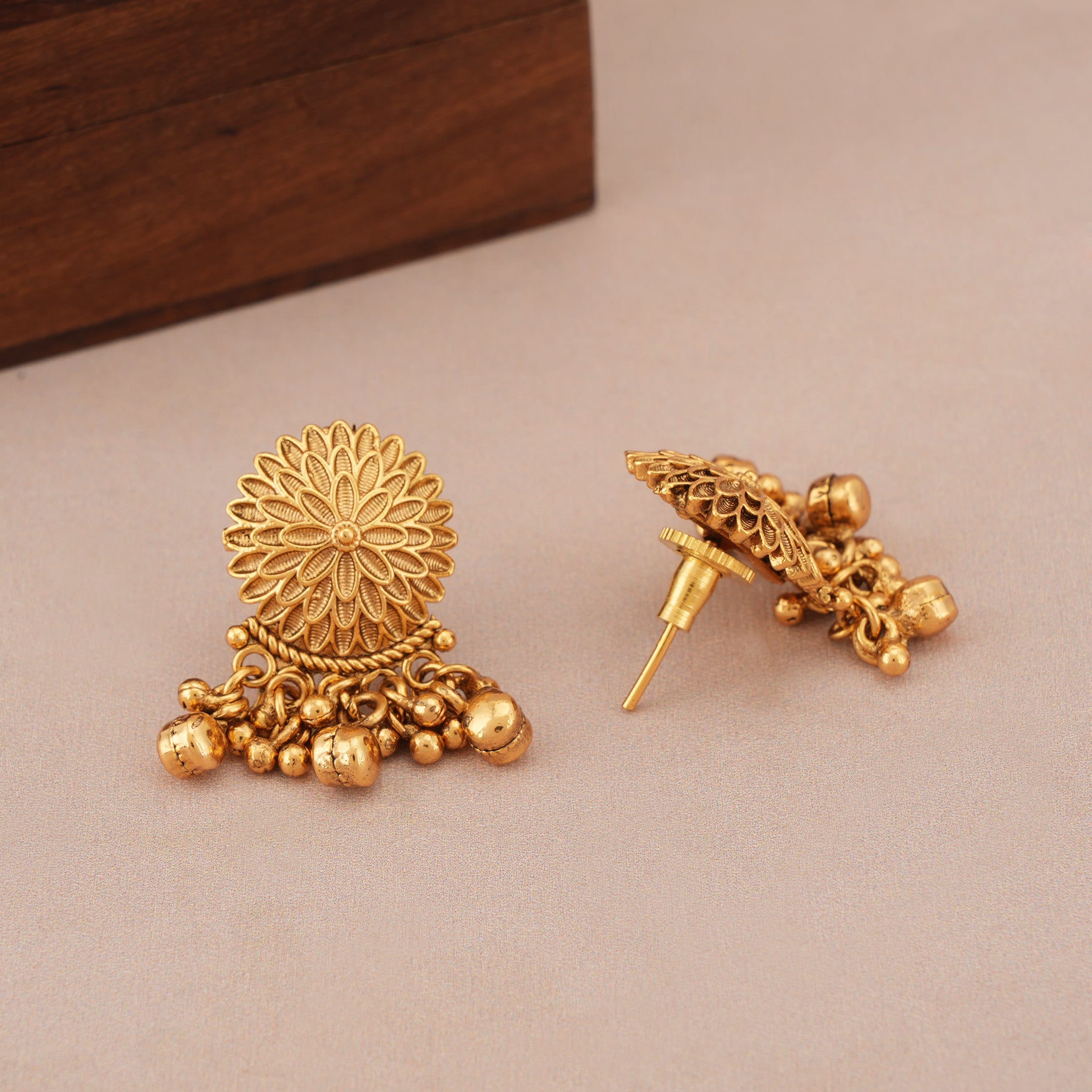 Stunning plain floral antique gold choker set