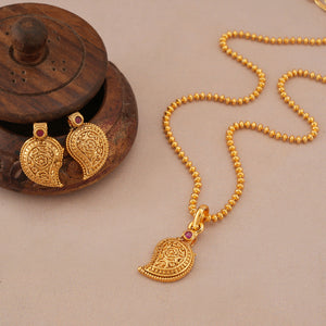 Cute elegant gold plated paisley pendant set