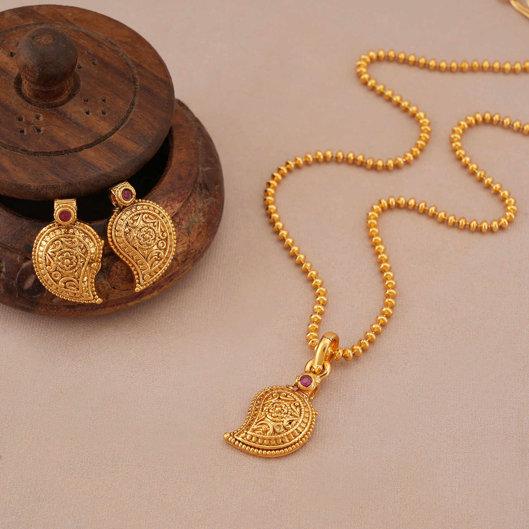 Cute elegant gold plated paisley pendant set