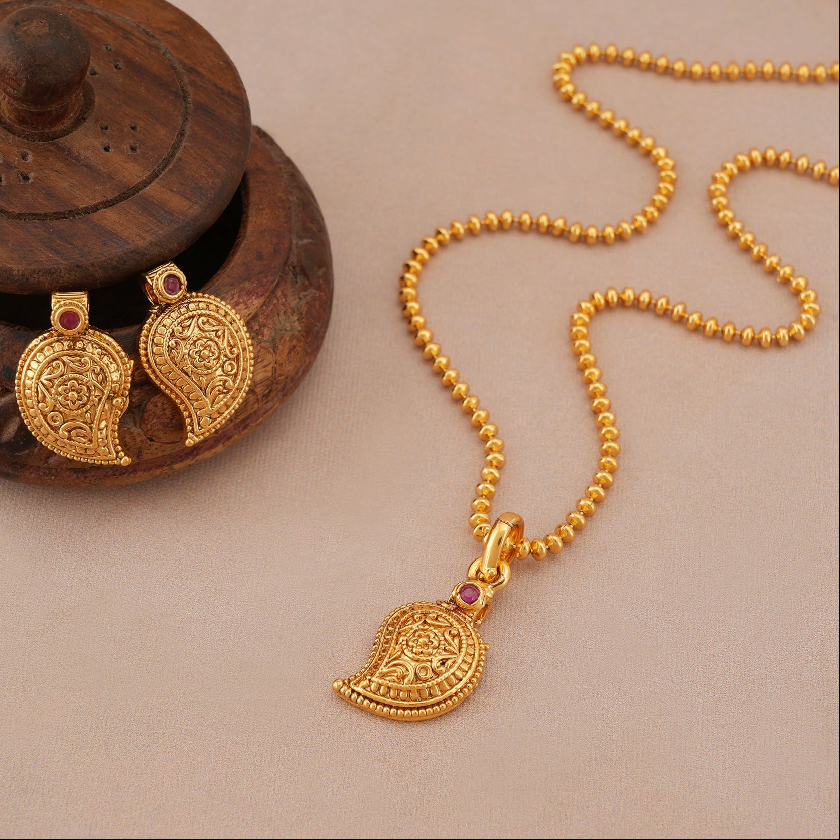 Cute elegant gold plated paisley pendant set