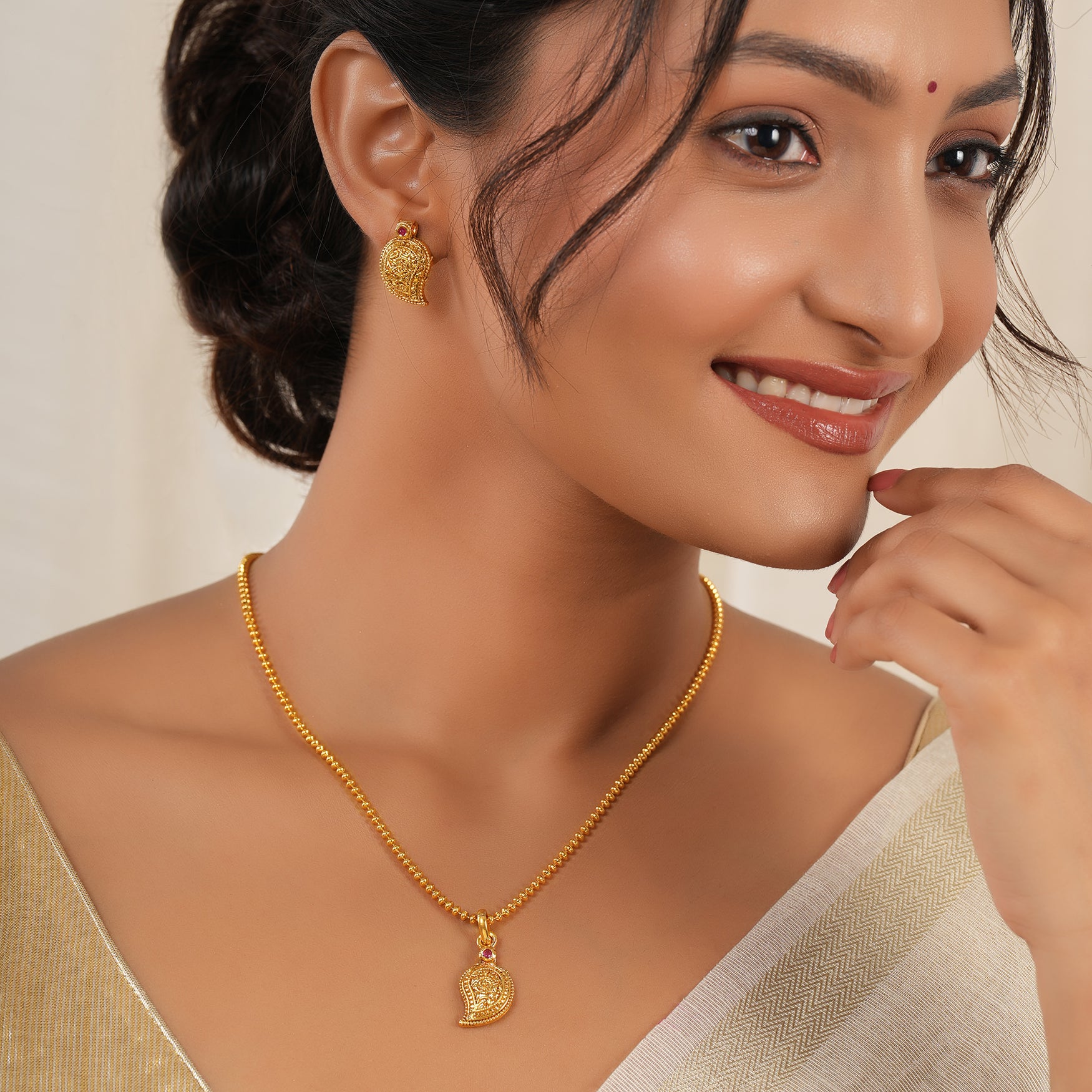 Cute elegant gold plated paisley pendant set