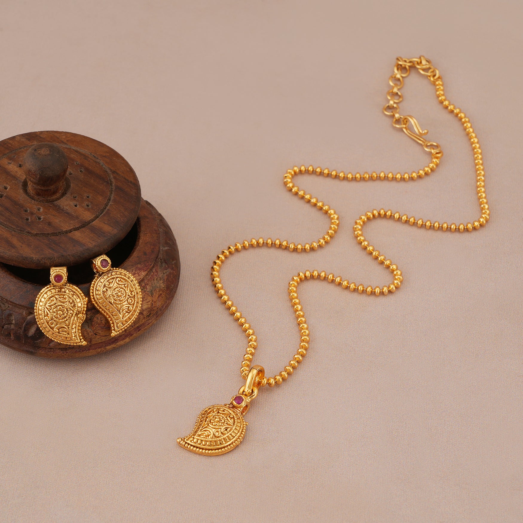 Cute elegant gold plated paisley pendant set