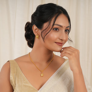 Cute elegant gold plated paisley pendant set