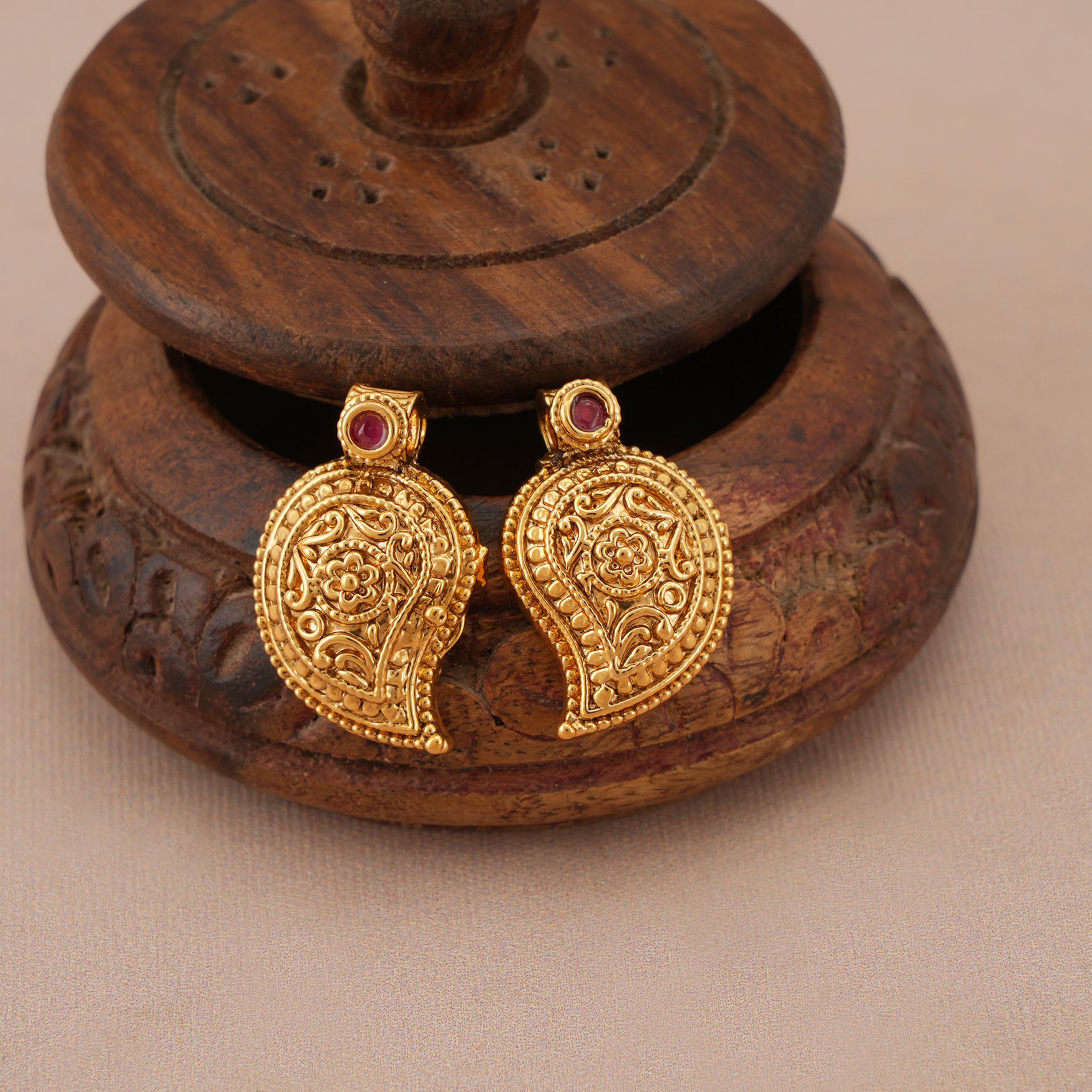 Cute elegant gold plated paisley pendant set