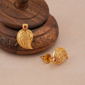 Cute elegant gold plated paisley pendant set