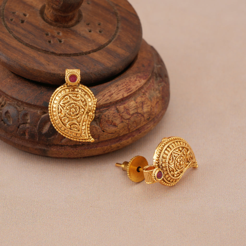Cute elegant gold plated paisley pendant set