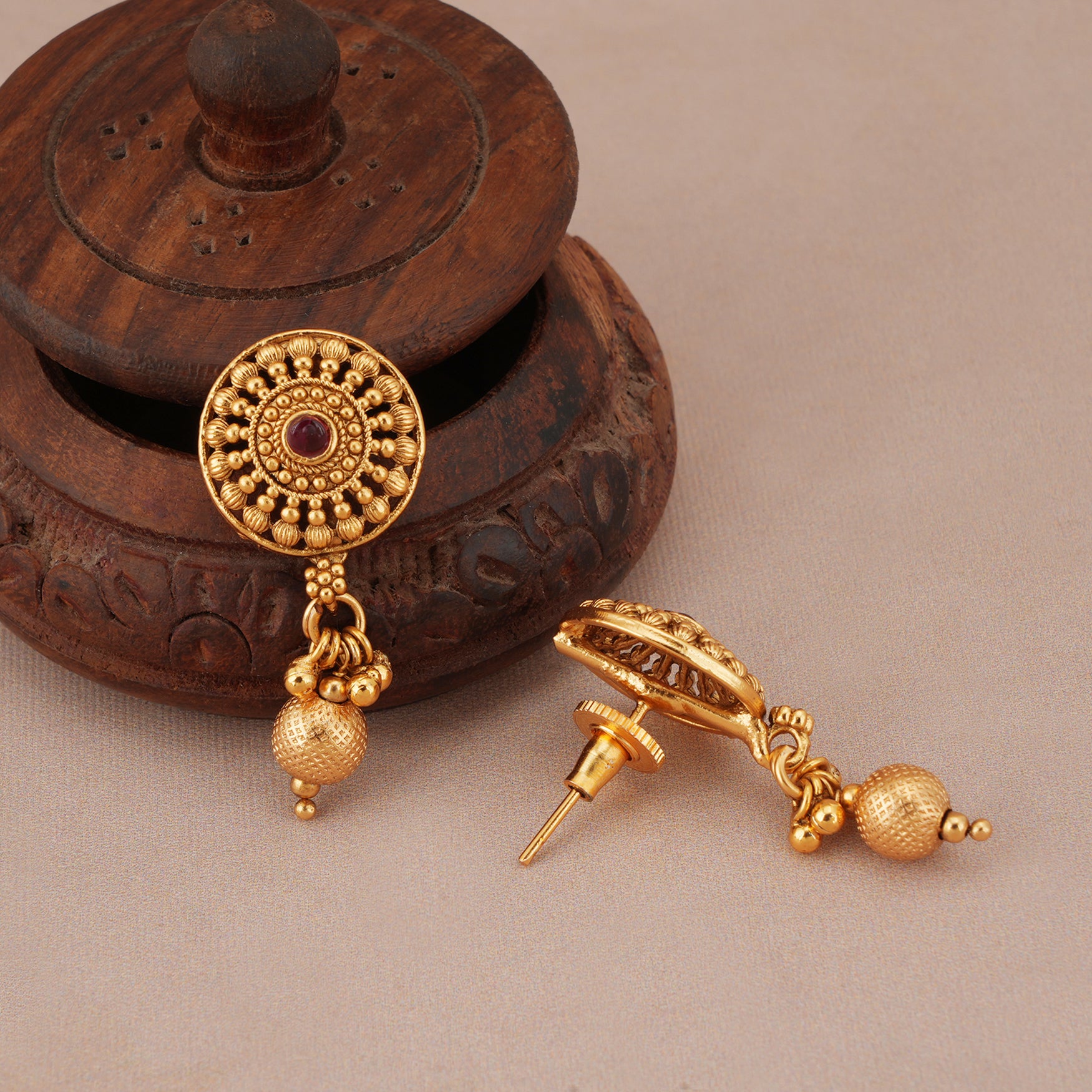 Stunning antique gold rajwadi emerald necklace set