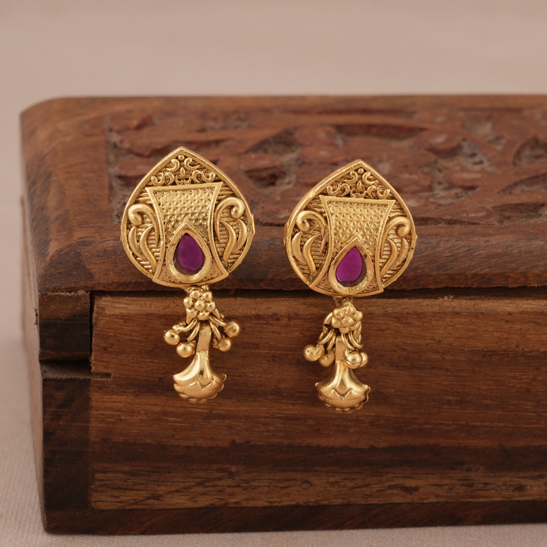 Stunning antique gold stone mangalsutra set with earring