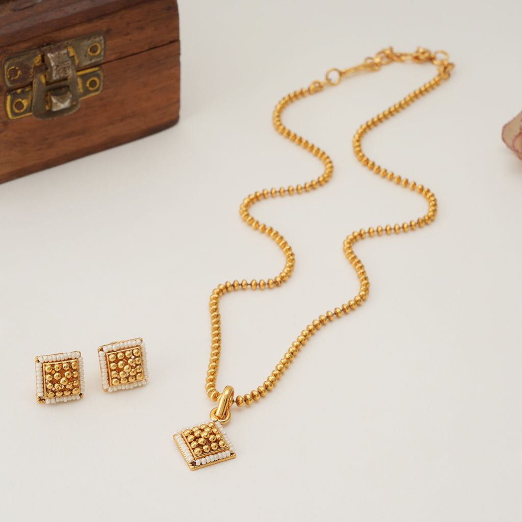Cute elegant pearl gold plated pendant set