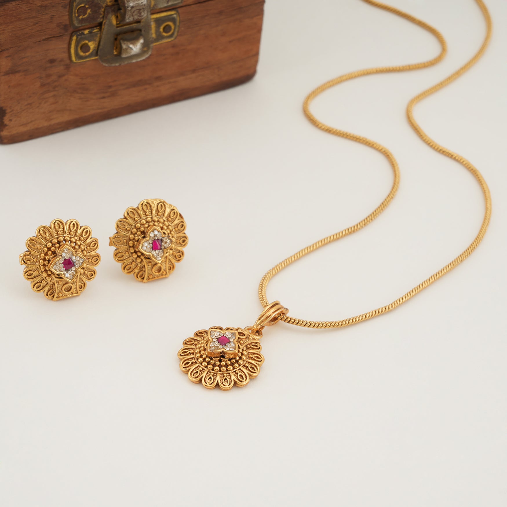 Beautiful floral stone antique gold pendant set