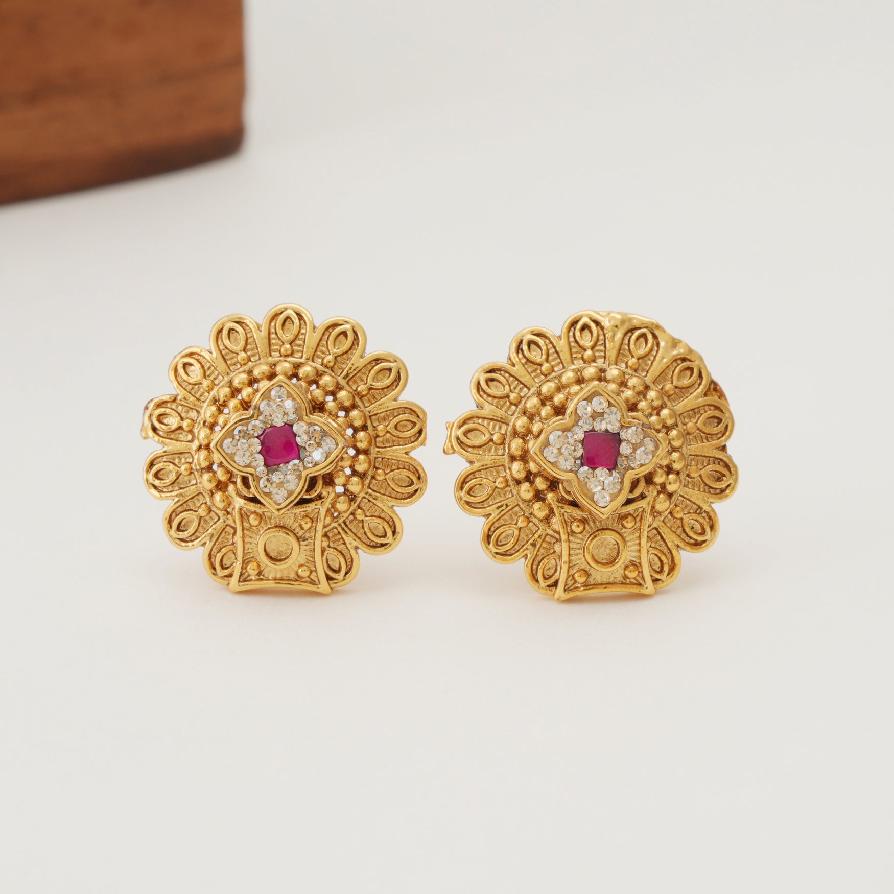 Beautiful floral stone antique gold pendant set