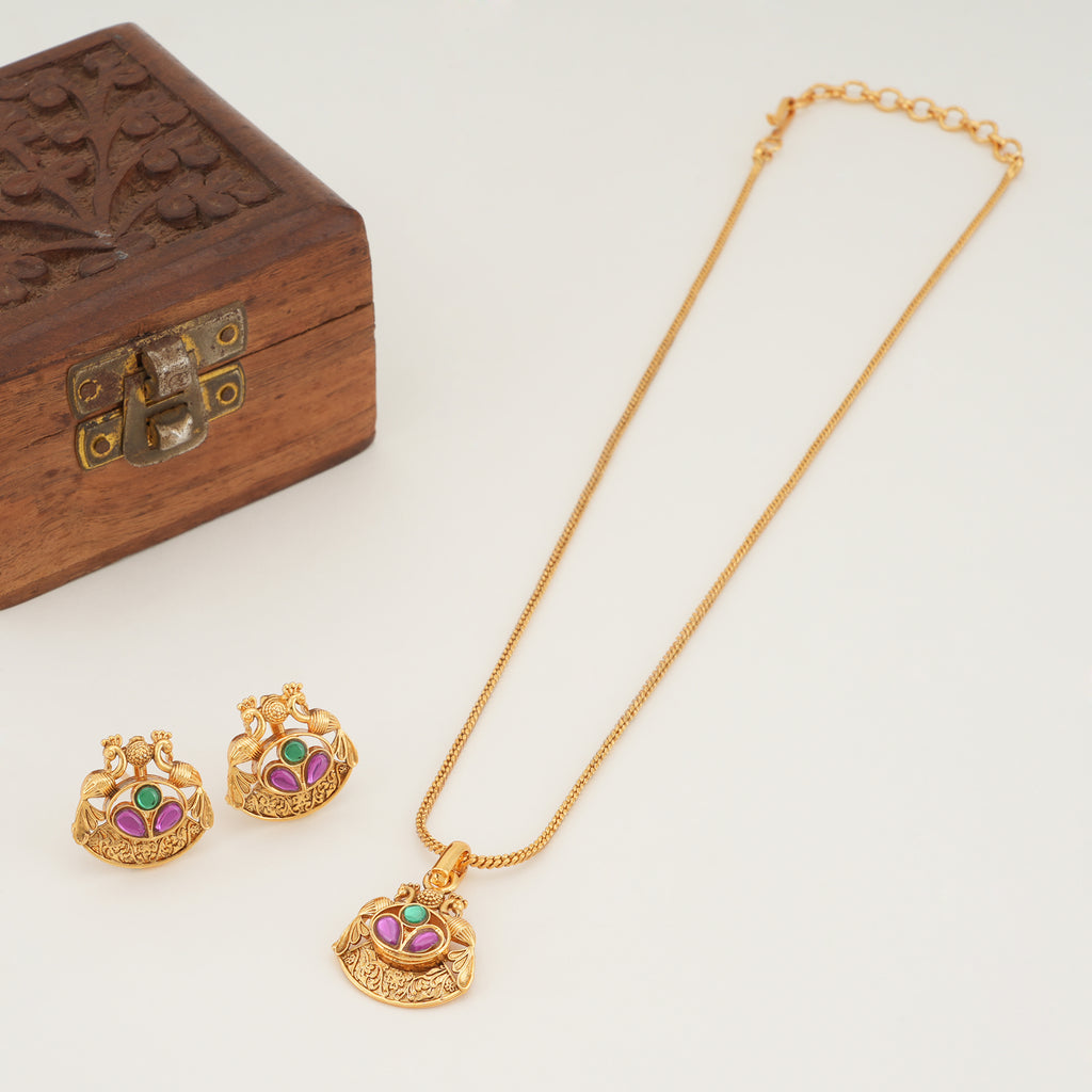 Stunning muticolor gold pendant set