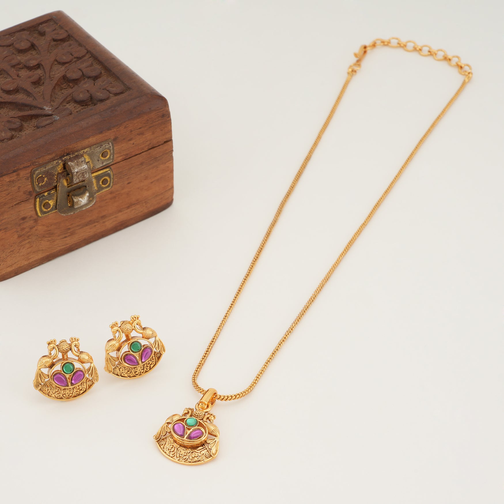 Stunning muticolor gold pendant set