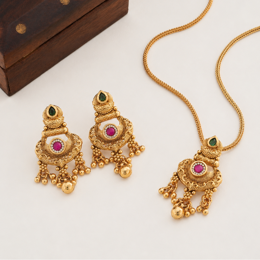 Beautiful antique gold stone pendant set