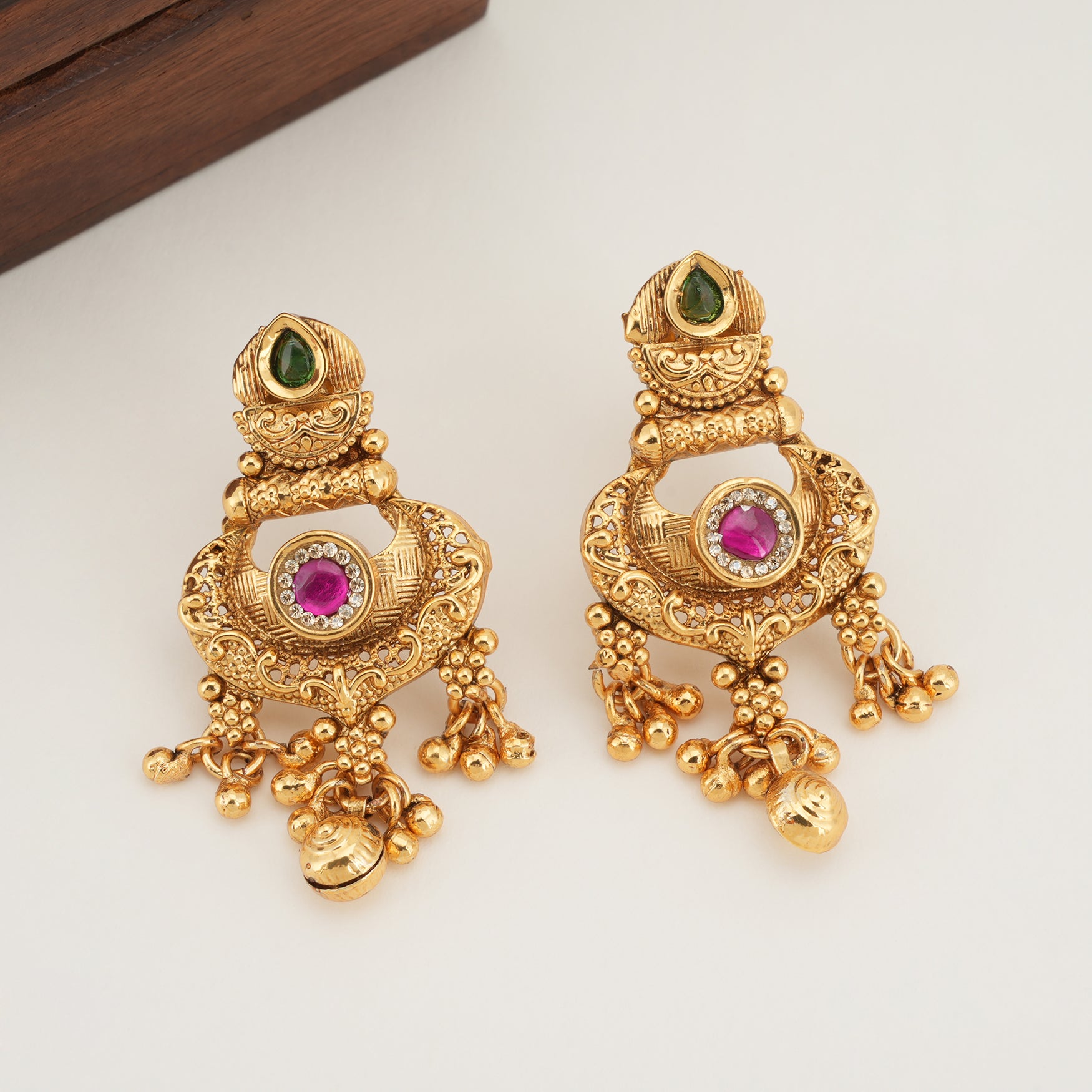 Beautiful antique gold stone pendant set