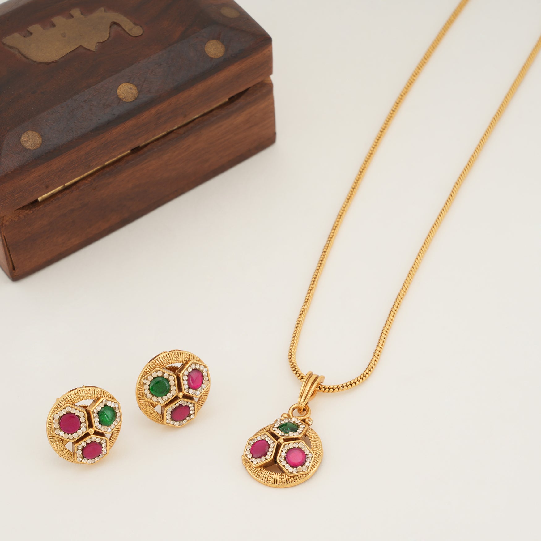 Stunning multicolor stone pendant set