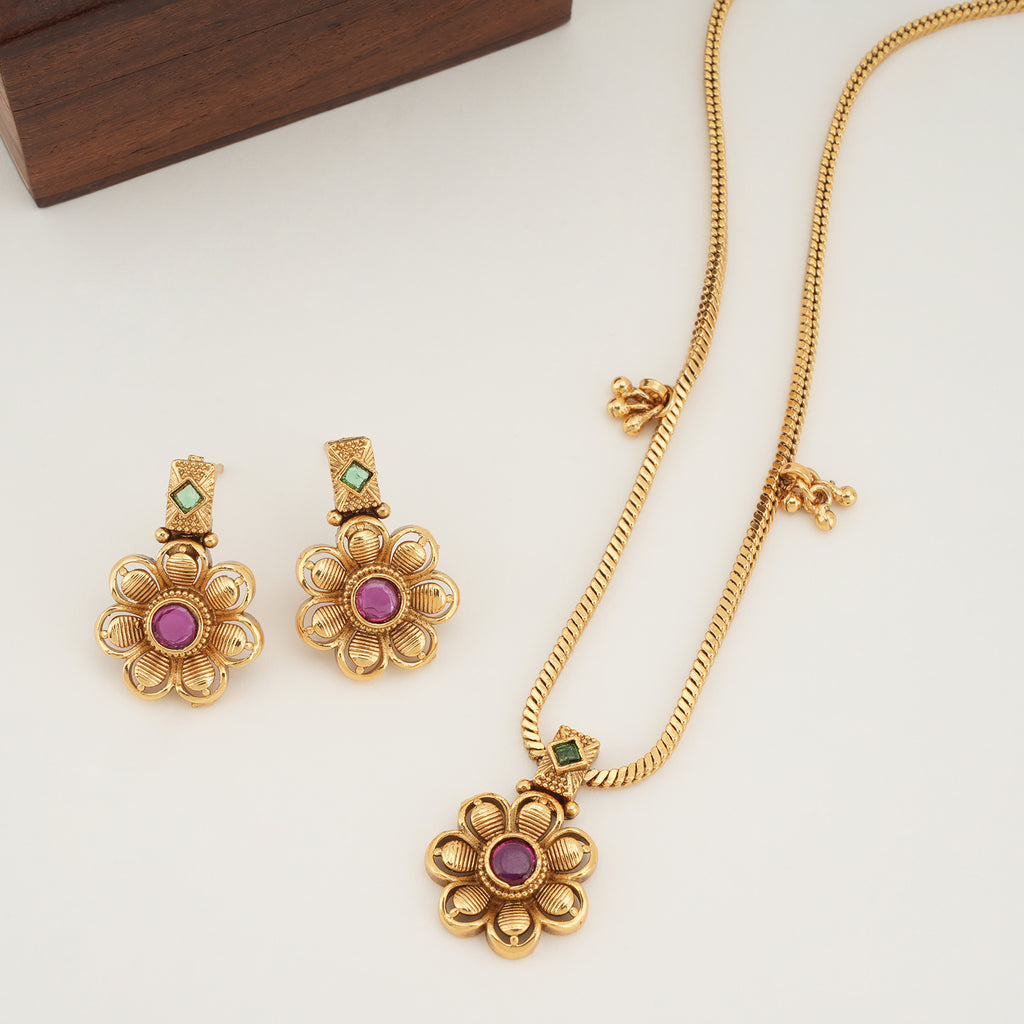 Cute floral gold pendant set