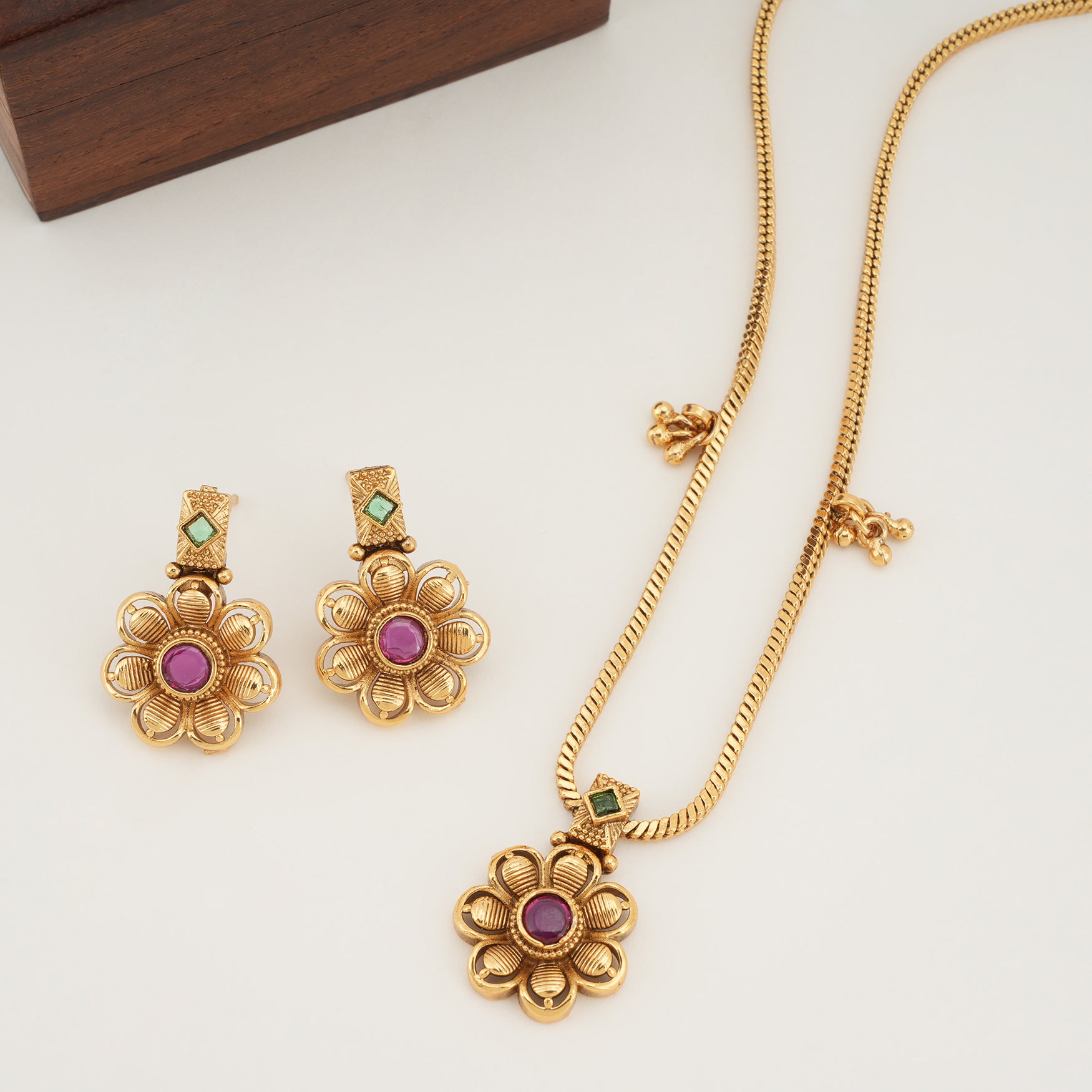 Cute floral gold pendant set