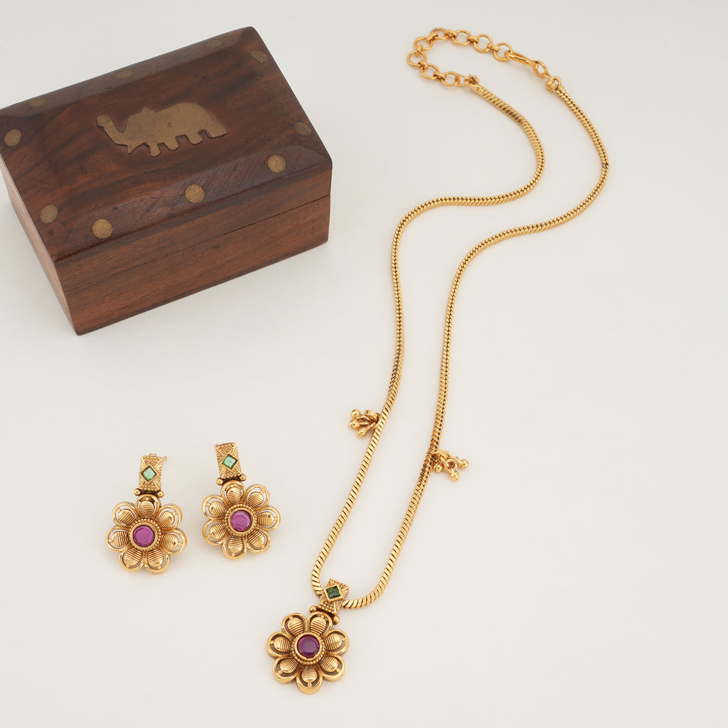 Cute floral gold pendant set