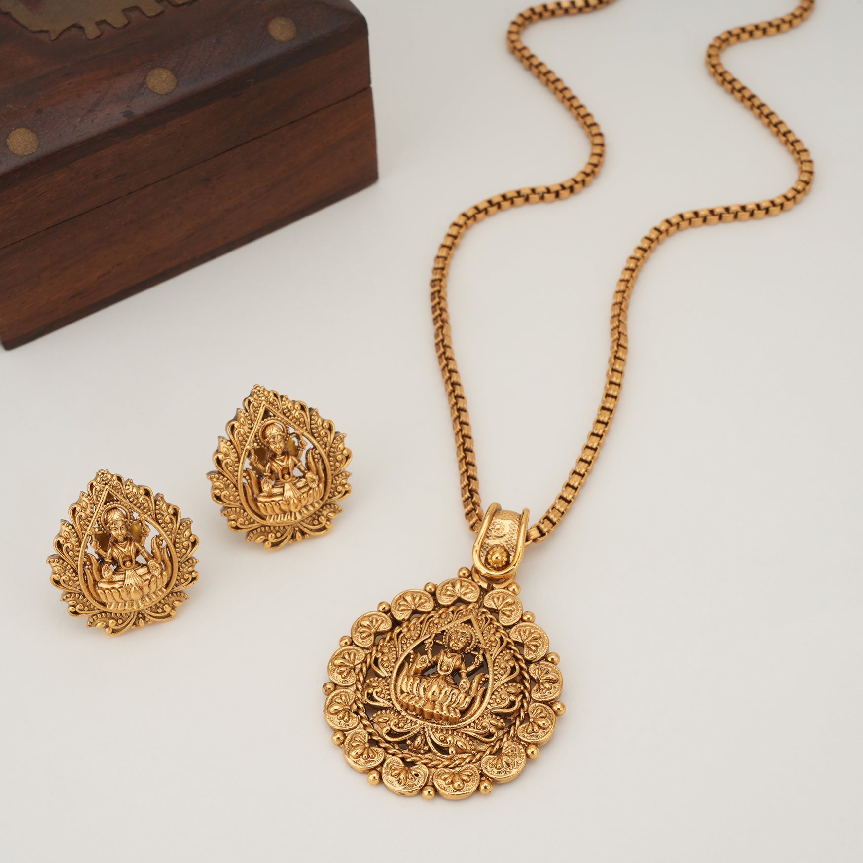 Beautiful stunning plain antique gold maa lakshmi pendant set