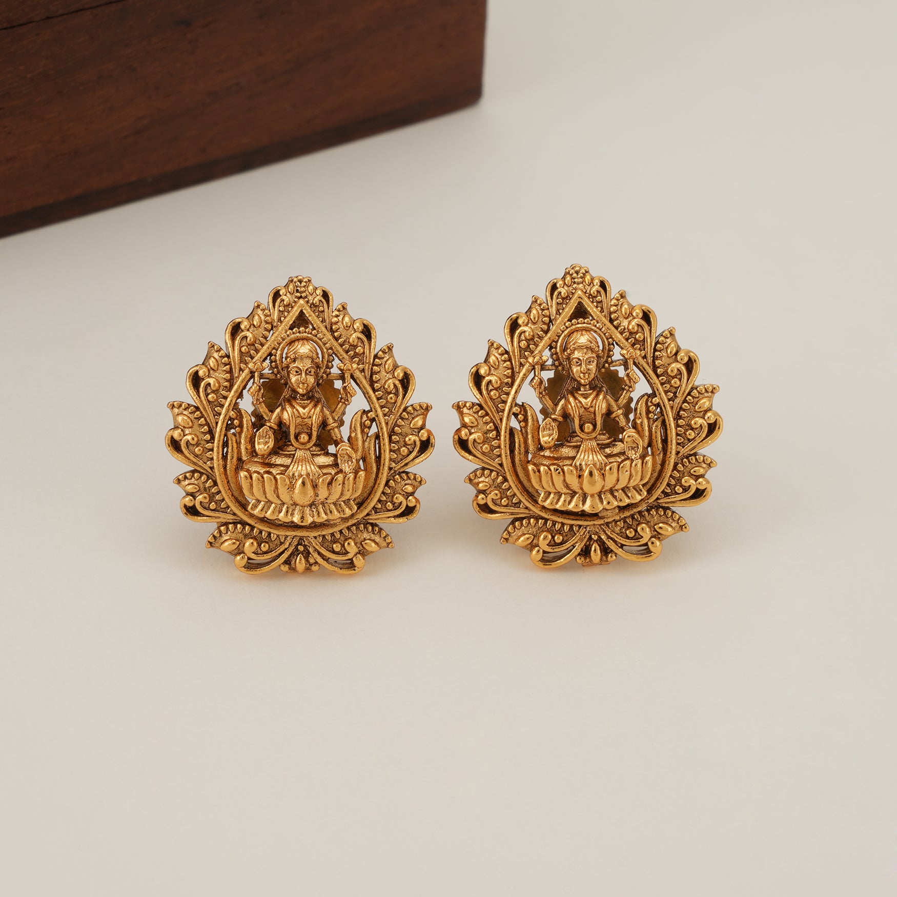 Beautiful stunning plain antique gold maa lakshmi pendant set