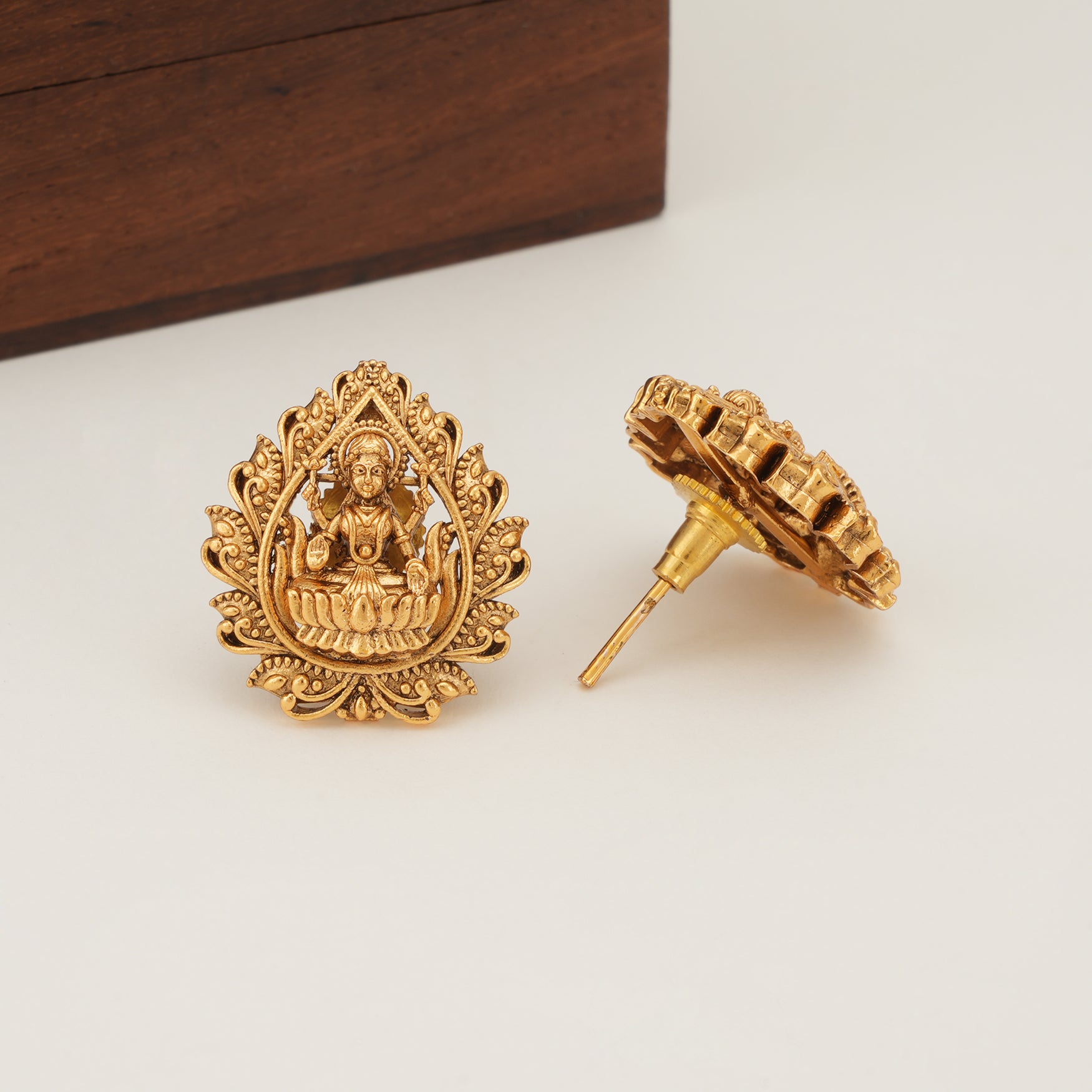 Beautiful stunning plain antique gold maa lakshmi pendant set