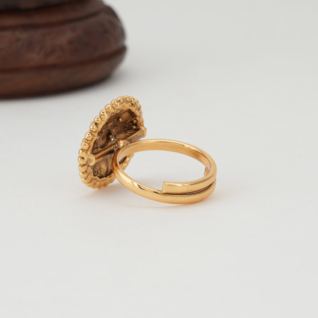 Cute filigree gold finger ring