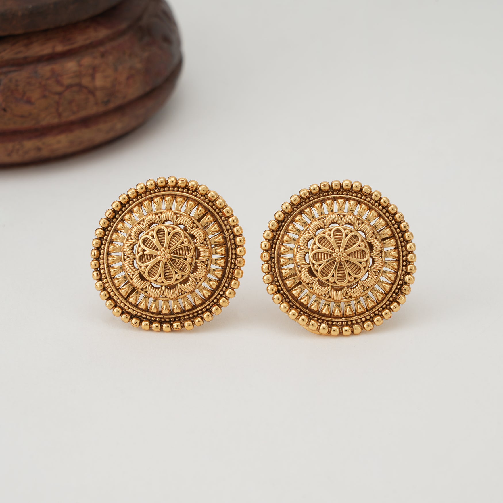 Plain floral gold stud earring