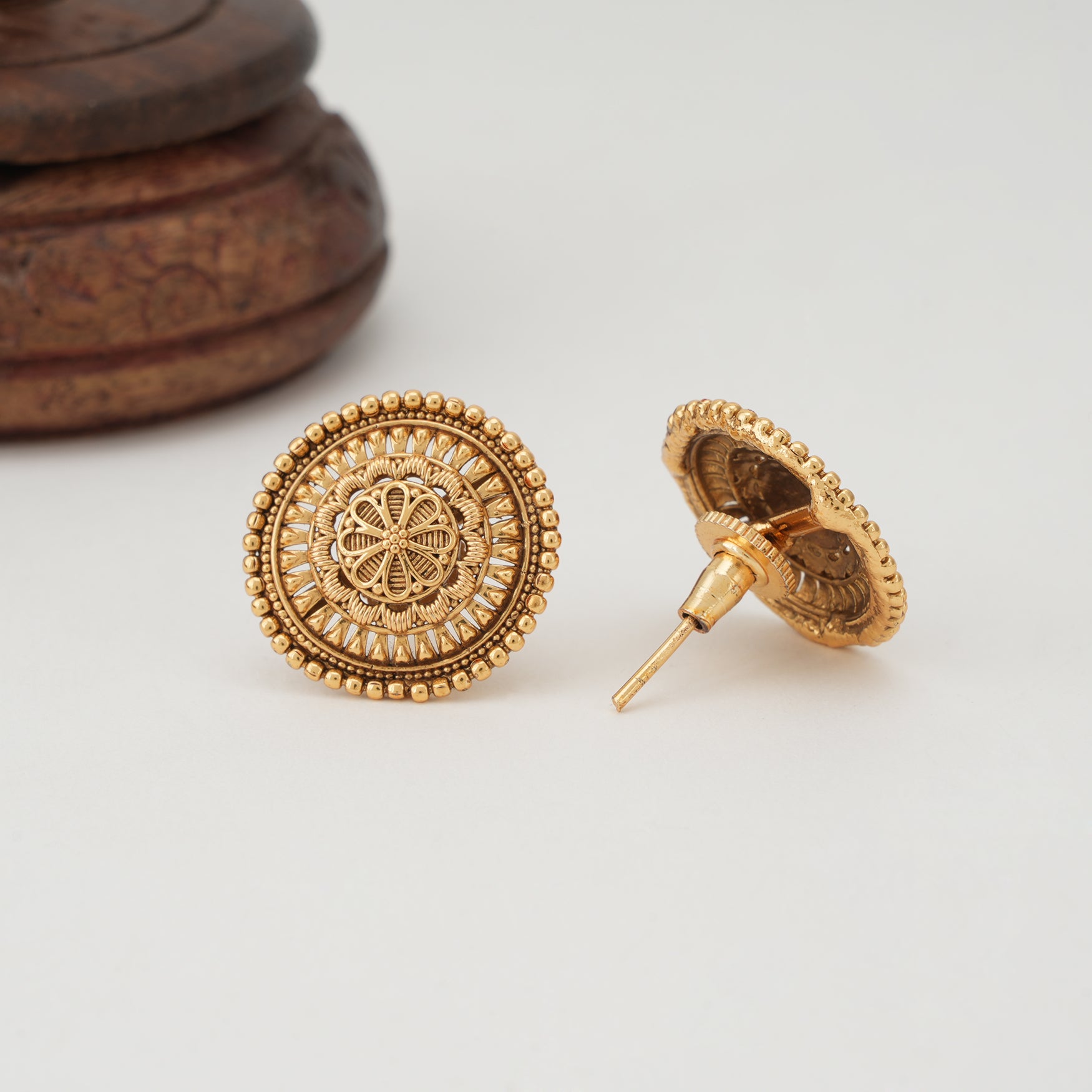 Plain floral gold stud earring