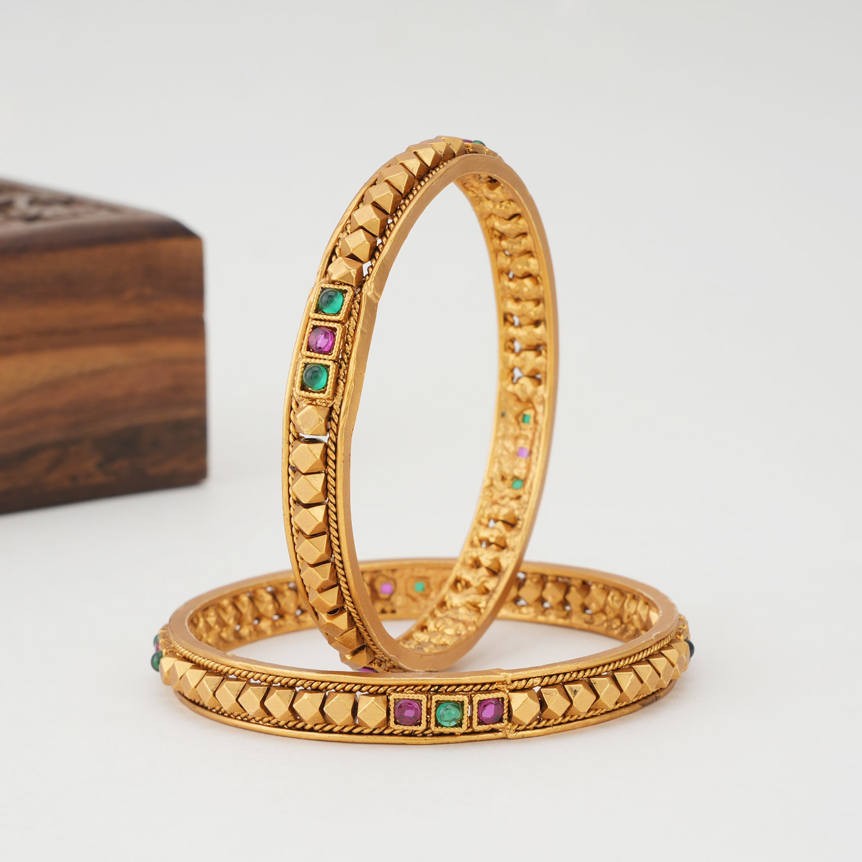 Stunning muticolor gold solid bangle set