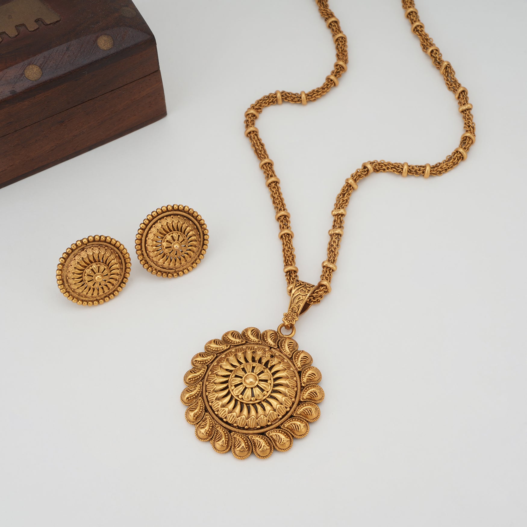 Stunning plain gold big pendant set