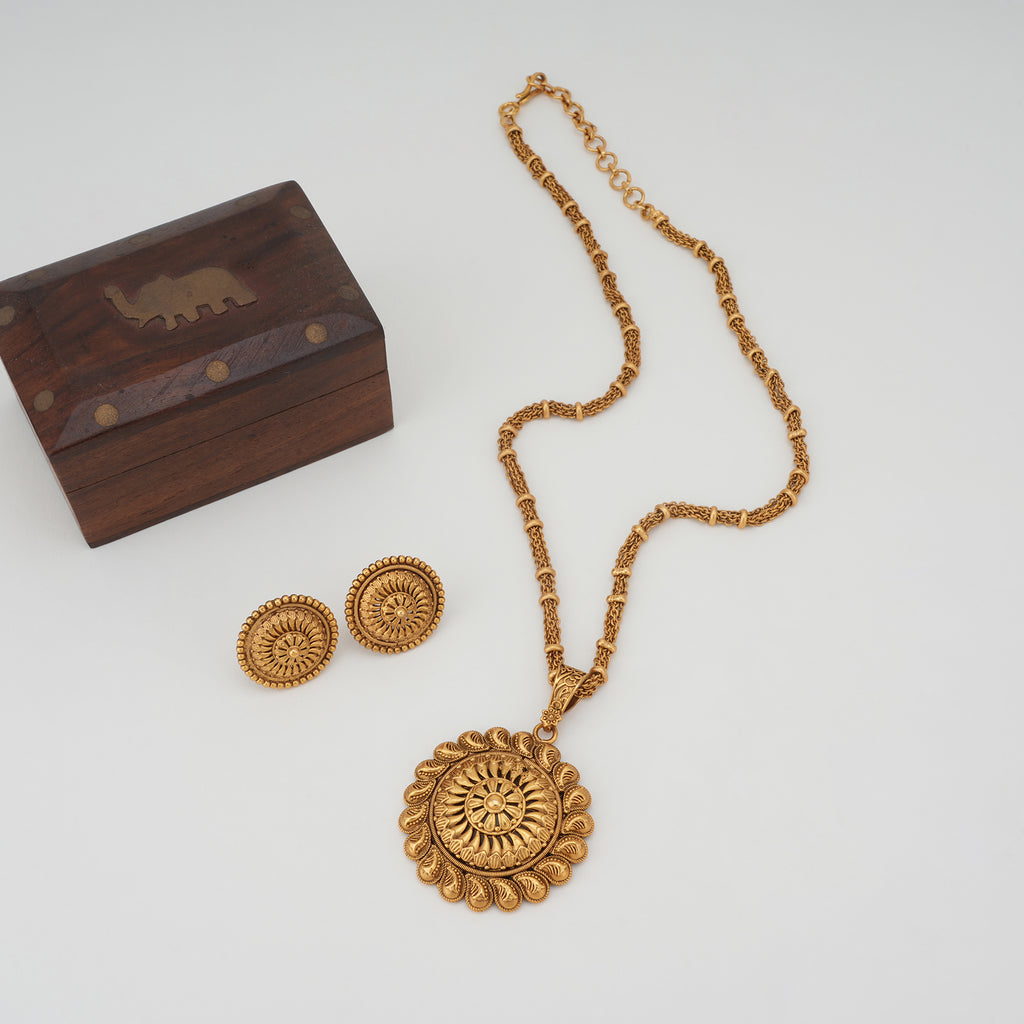 Stunning plain gold big pendant set