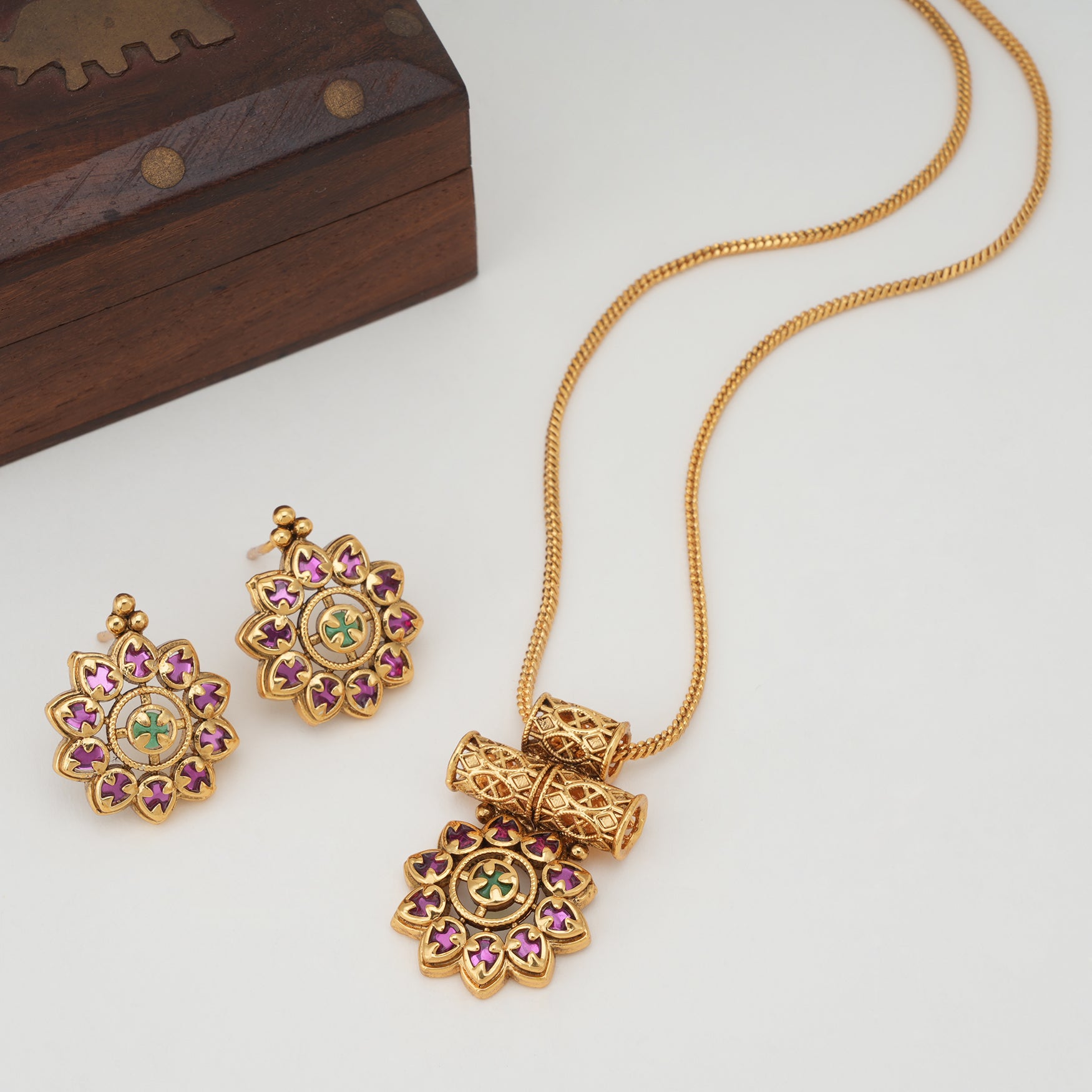 Stunning stone gold pendant set