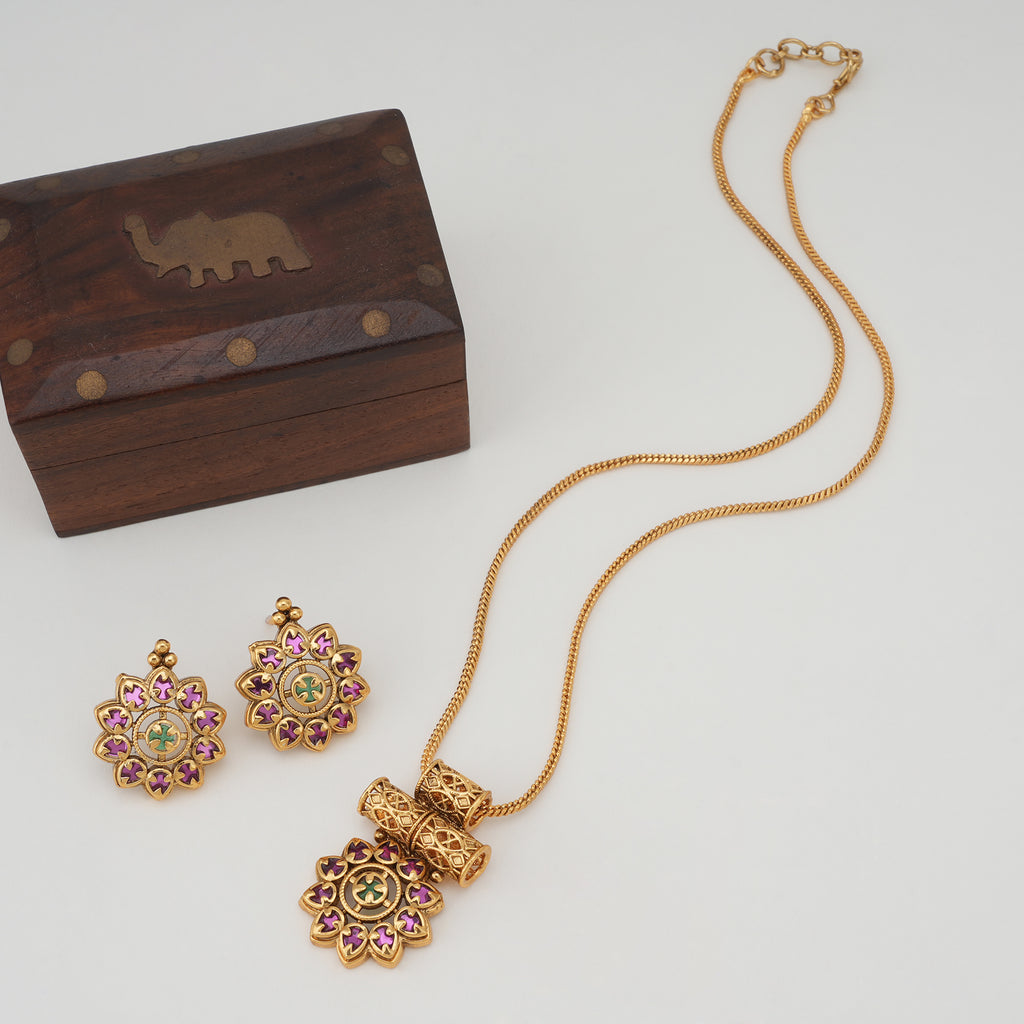 Stunning stone gold pendant set