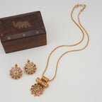 Stunning stone gold pendant set
