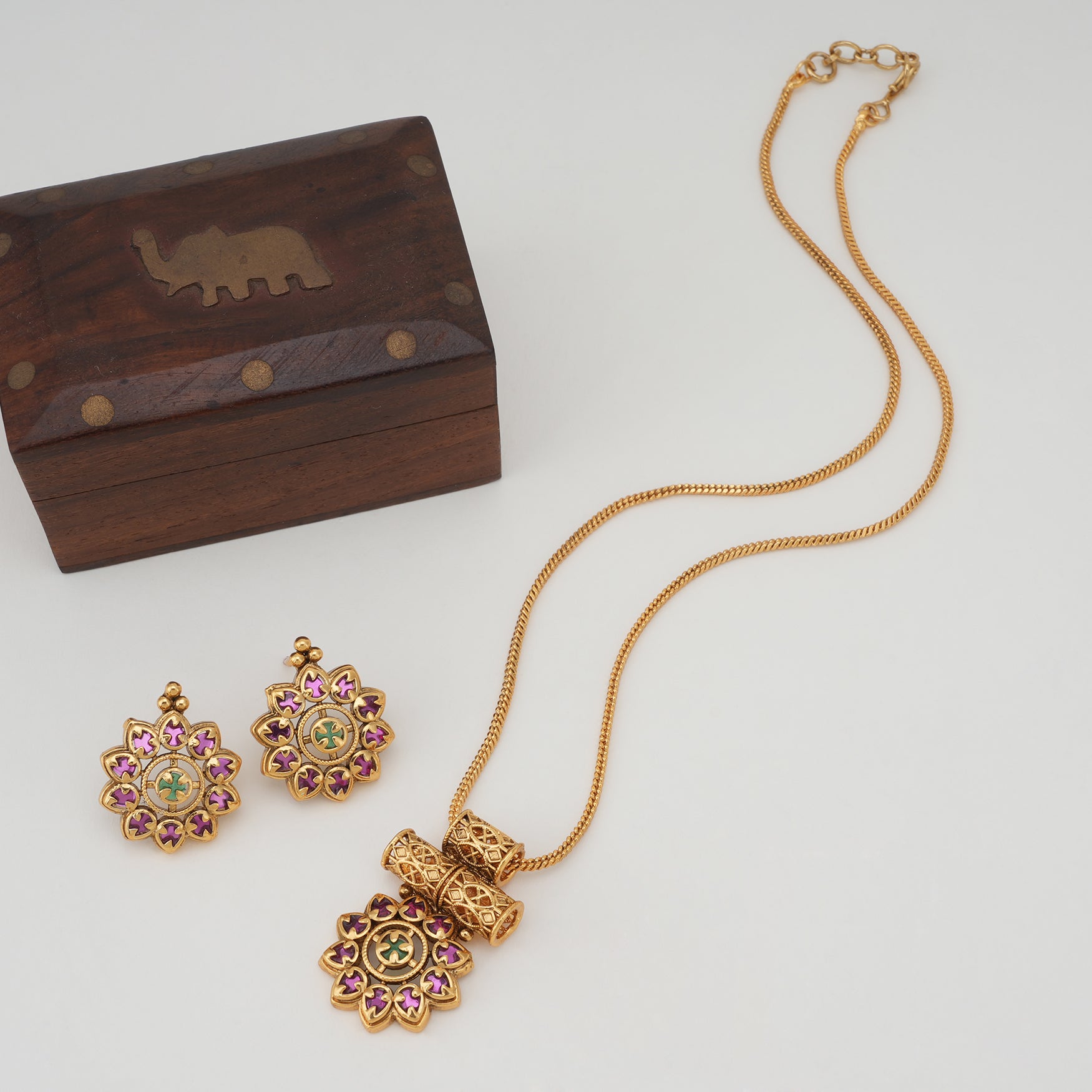 Stunning stone gold pendant set