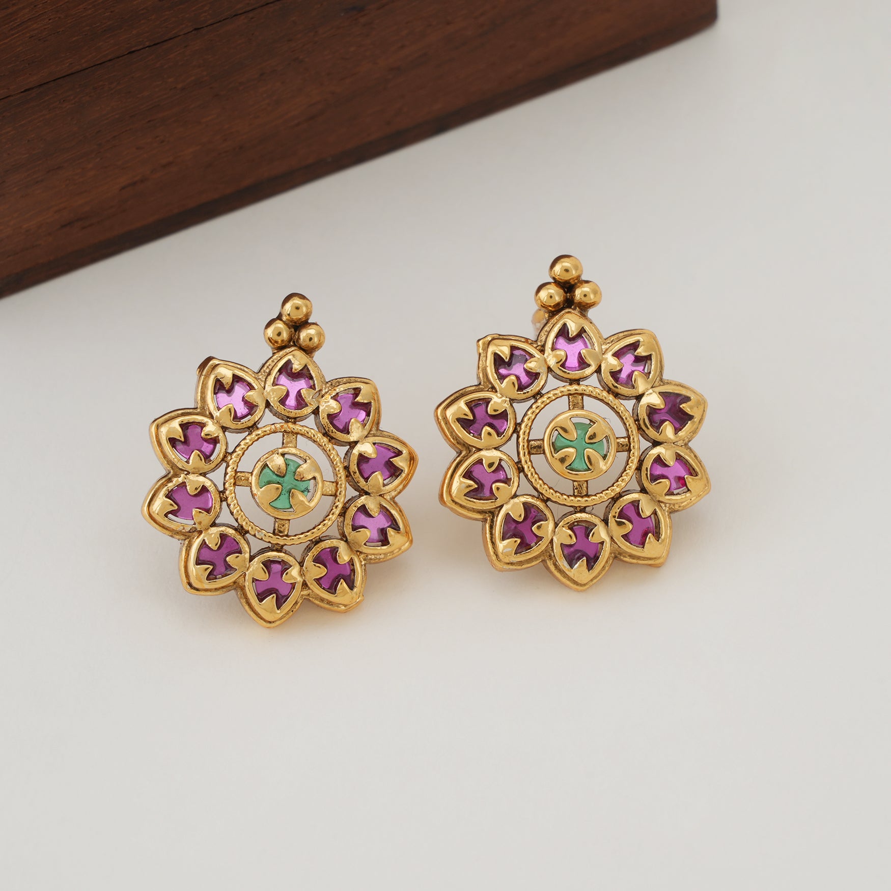 Stunning stone gold pendant set