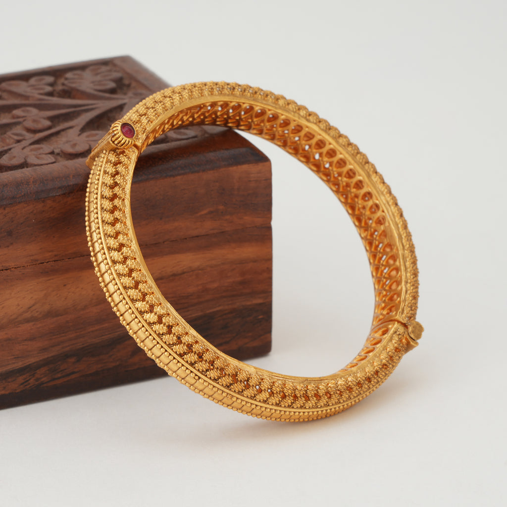 Stunning plain gold broad kada