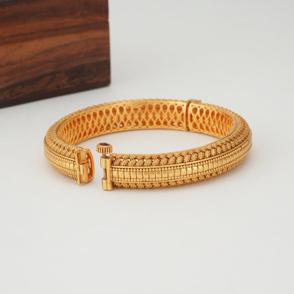 Stunning plain gold broad kada