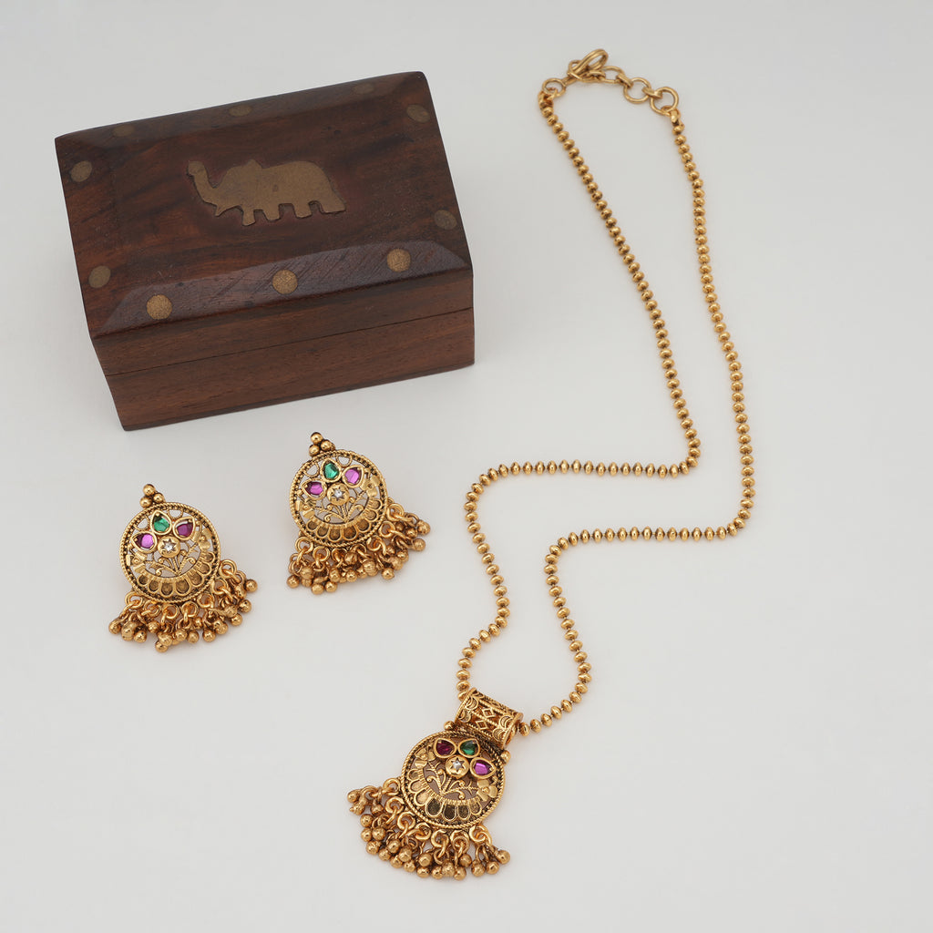 Beautiful stone gold pendant set with earring