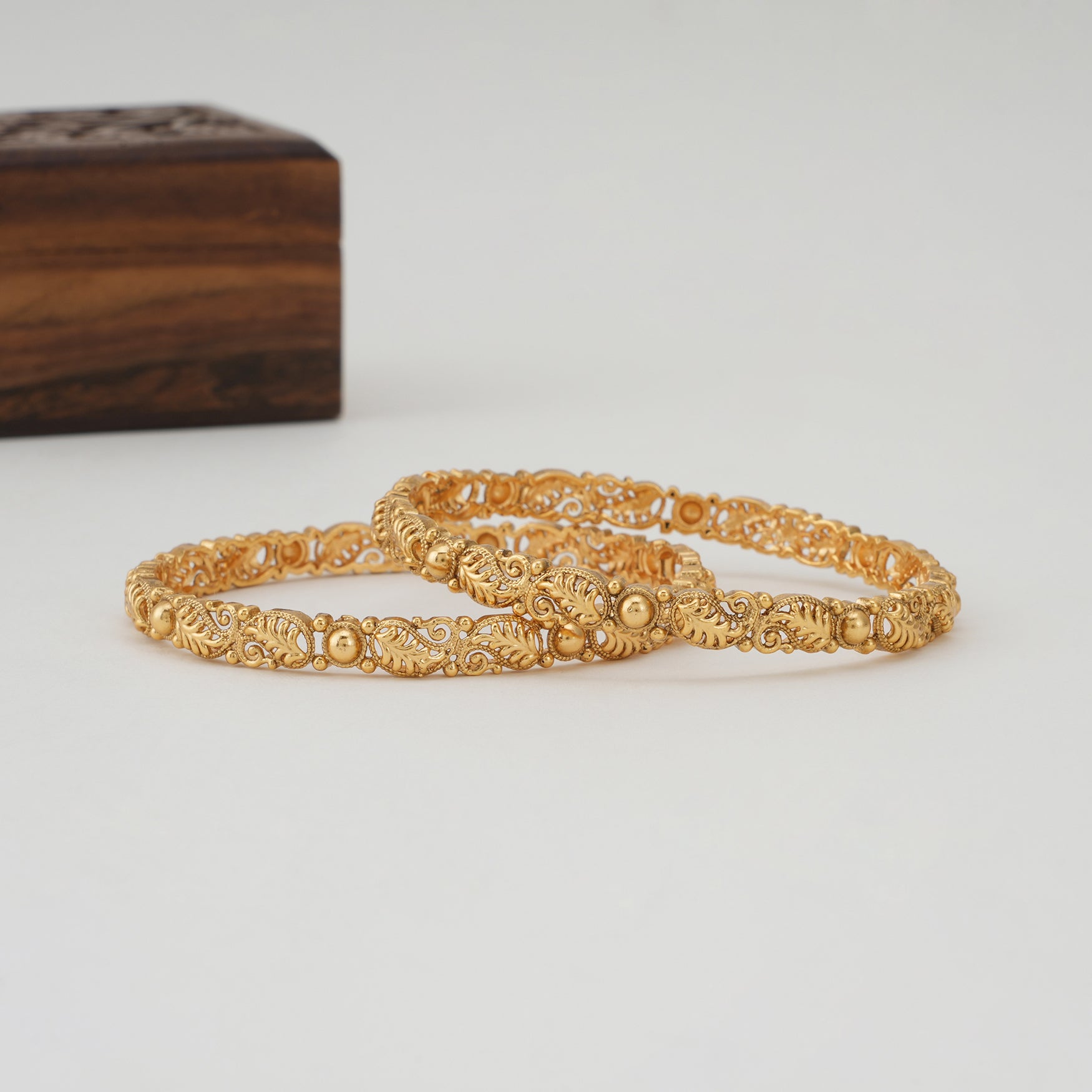 Sleek paisely plain gold bangle set