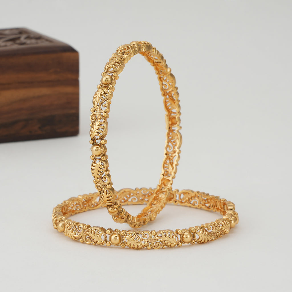 Sleek paisely plain gold bangle set