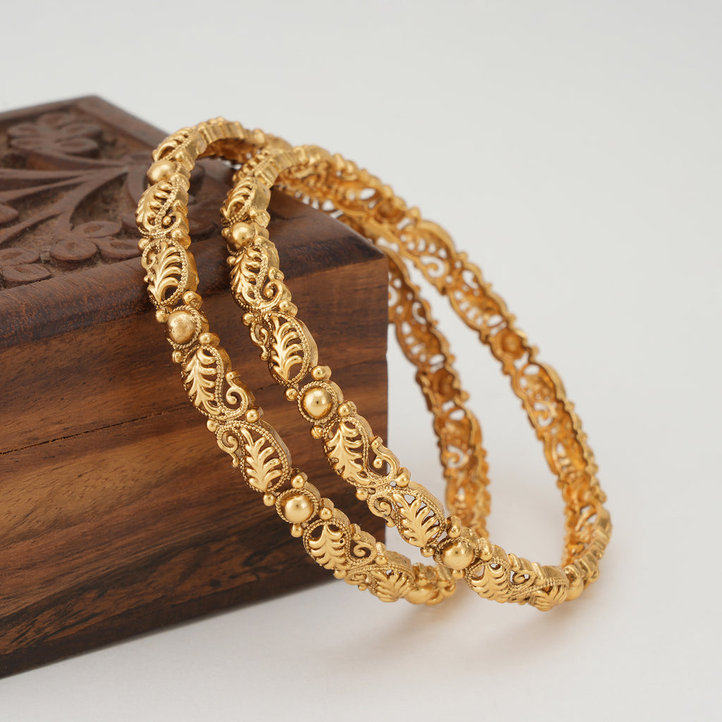 Sleek paisely plain gold bangle set