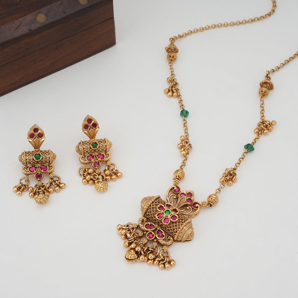 Antique gold stone pendant set