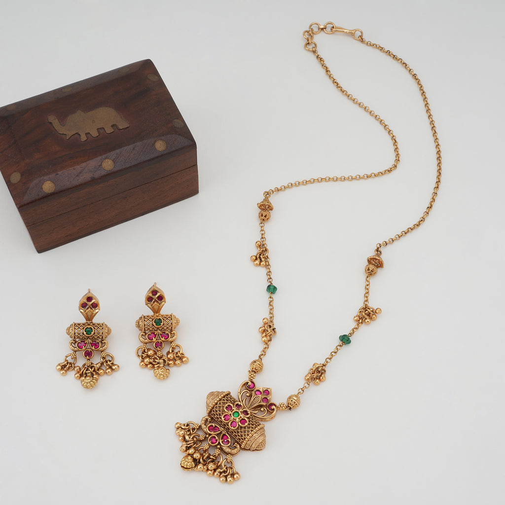 Antique gold stone pendant set